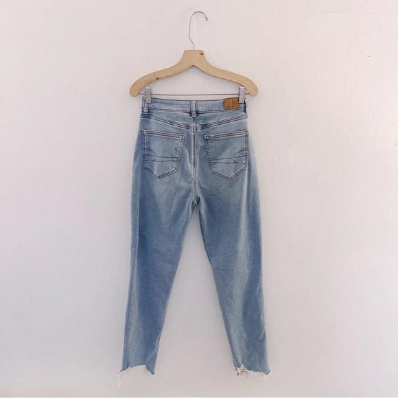 American Eagle Mom Jeans Sharkbite Hem Light Wash Denim Slim Straight - Picture 3 of 9